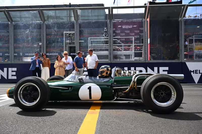 Sam Brabham rijdt in een Brabham BT-19 op het circuit