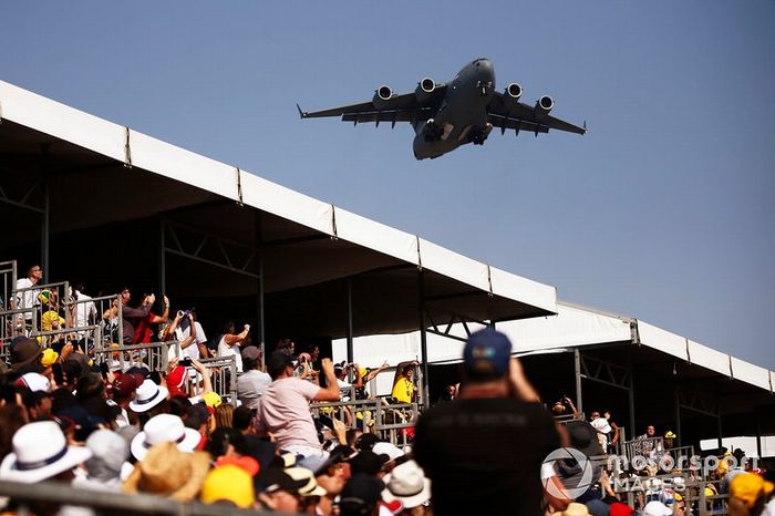 Un Boeing C-17A Globemaster III de las filas Royal Australian Air Force vuela sobre la parrilla