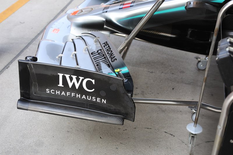 Mercedes AMG F1 W10 aangepaste voorvleugel 