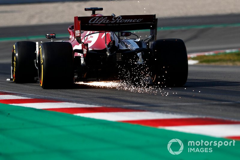 Kimi Raikkonen, Alfa Romeo Racing C38, solleva scintille