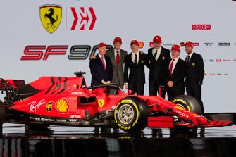 Charles Leclerc, Ferrari, Sebastian Vettel, Ferrari con i membri del team Ferrari