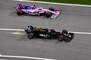 Sergio Perez, Racing Point RP19, et Kevin Magnussen, Haas F1 Team VF-19