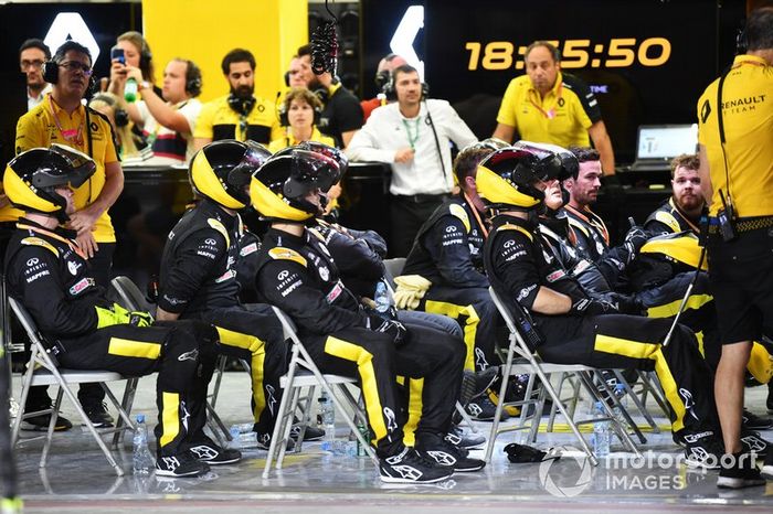 El equipo de boxes de Renault mira con desprecio a las pantallas, ya que la carrera se desmorona en poco tiempo para el equipo
