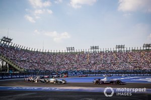 Sam Bird, Virgin Racing, Audi e-tron FE06 leadsNyck De Vries, Mercedes Benz EQ, EQ Silver Arrow 01, Nico Müller, GEOX Dragon, Penske EV-4