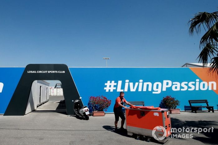 Los equipos de MotoGP empacando