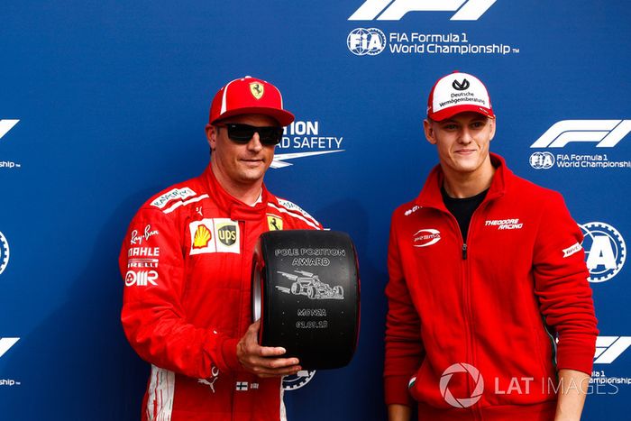 Mick Schumacher otorga a Kimi Raikkonen, Ferrari, el Pirelli Pole Position award
