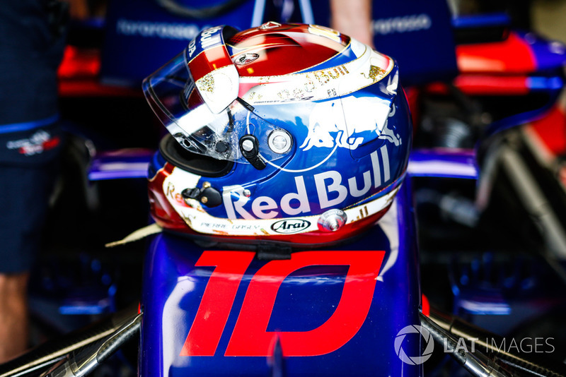 Шлем пилота Scuderia Toro Rosso Пьера Гасли