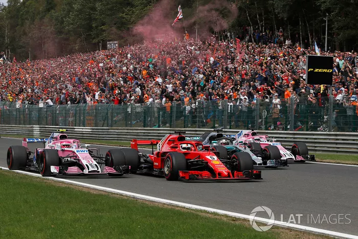 Esteban Ocon, Racing Point Force India VJM11, Sebastian Vettel, Ferrari SF71H, Lewis Hamilton, Mercedes AMG F1 W09 y Sergio Perez, Racing Point Force India VJM11 en la vuelta 1