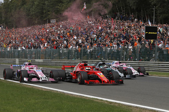 Esteban Ocon, Racing Point Force India VJM11, Sebastian Vettel, Ferrari SF71H, Lewis Hamilton, Mercedes AMG F1 W09 and Sergio Perez, Racing Point Force India VJM11 on lap 1