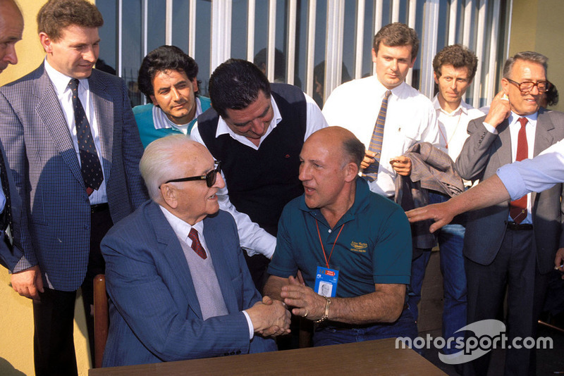 Enzo Ferrari avec Stirling Moss, lors de la parade des Mille Miglia à l'usine Scaglietti en 1987