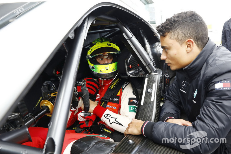Mick Schumacher di dalam Mercedes-AMG C63 DTM, mendengarkan arahan Pascal Wehrlein