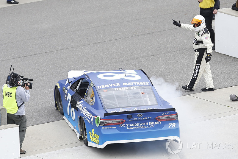 Martin Truex Jr., Furniture Row Racing, Toyota Camry Auto-Owners Insurance