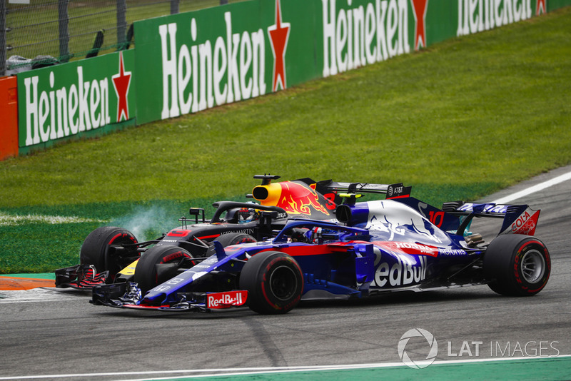 Daniel Ricciardo, Red Bull Racing RB14, y Pierre Gasly, Toro Rosso STR13