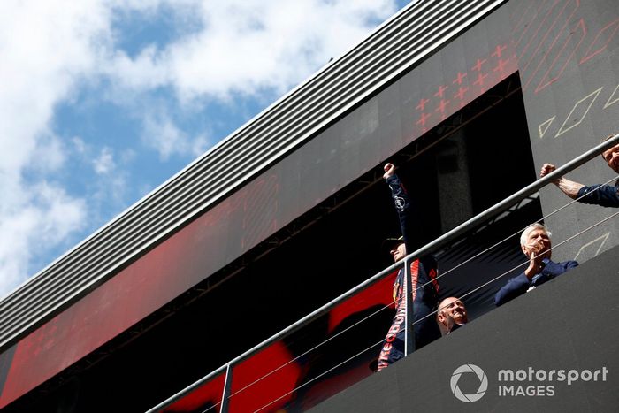 Max Verstappen, Red Bull Racing, 1ª posición, llega al podio