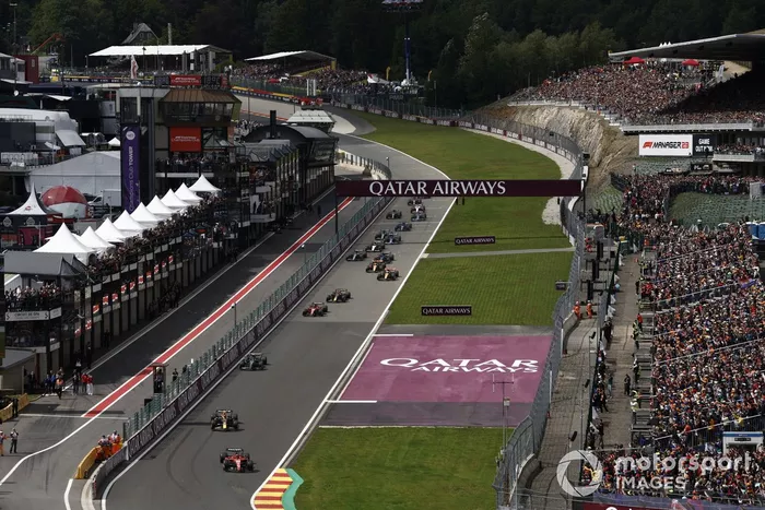 Charles Leclerc, Ferrari SF-23, Sergio Pérez, Red Bull Racing RB19, Lewis Hamilton, Mercedes F1 W14, el resto de la parrilla en la salida.
