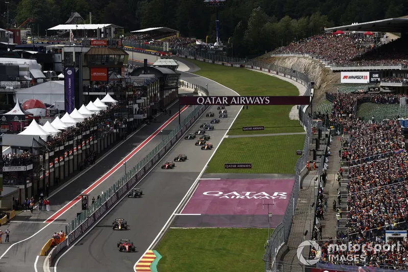 Charles Leclerc, Ferrari SF-23, Sergio Pérez, Red Bull Racing RB19, Lewis Hamilton, Mercedes F1 W14, el resto de la parrilla en la salida.