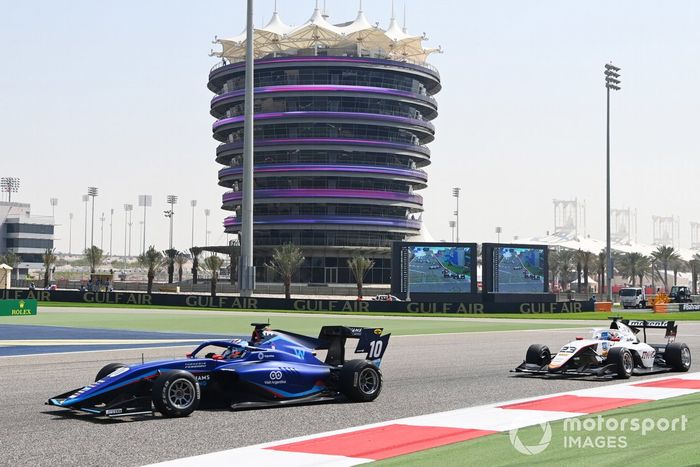 Franco Colapinto, MP Motorsport, por delante de Pepe Marti, Campos Racing