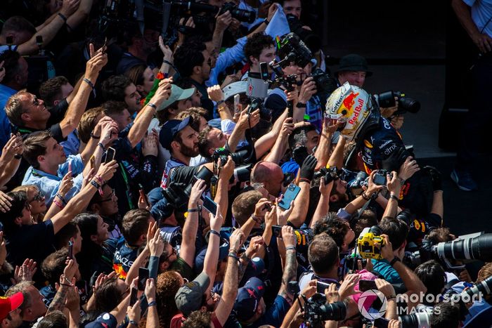 EL ganador, Max Verstappen, Red Bull Racing, celebra la victoria con su equipo en el parque cerrado