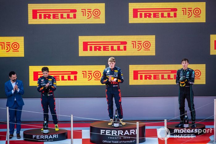 Podio: segundo lugar Sergio Pérez, Red Bull Racing, ganador Max Verstappen, Red Bull Racing, y tercer lugar George Russell, Mercedes-AMG