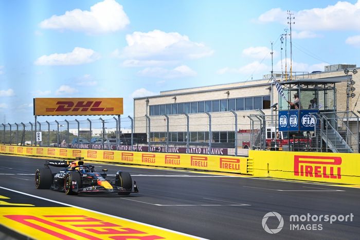 Max Verstappen, Red Bull Racing RB20, 1ª posición, se lleva la bandera a cuadros y la victoria en la carrera Sprint