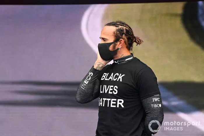 Lewis Hamilton, Mercedes-AMG Petronas F1 alrededor de los trofeos antes del comienzo en apoyo de la campaña para el fin del racismo