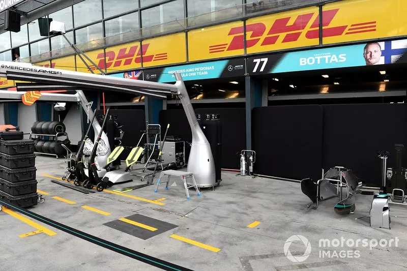 El equipo está guardado fuera del garaje de Mercedes