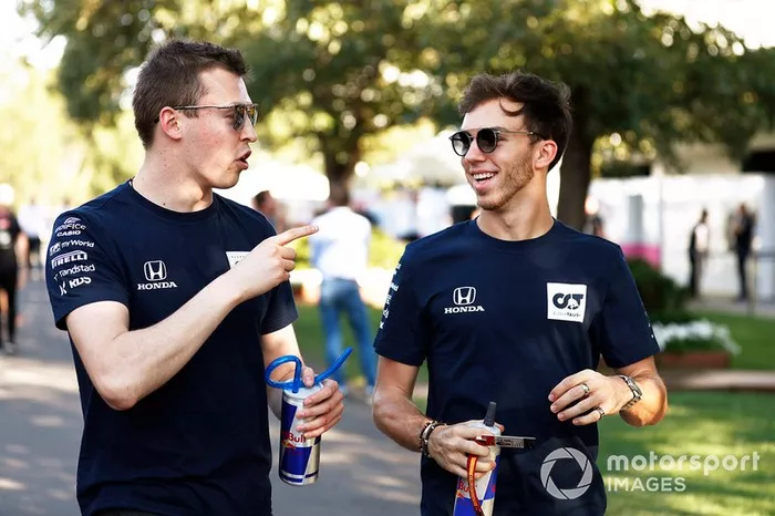 Pierre Gasly, AlphaTauri, y Daniil Kvyat, AlphaTauri AT01