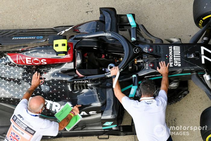 Escrutadores con el monoplaza de Valtteri Bottas, Mercedes F1 W11, en Parc Ferme