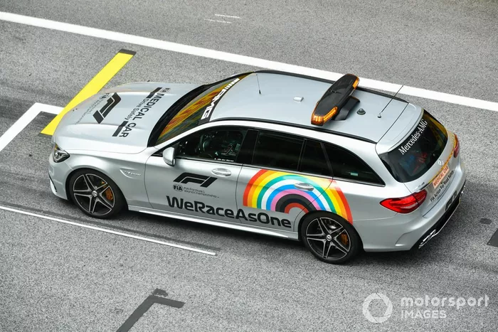 Un coche de seguridad Mercedes
