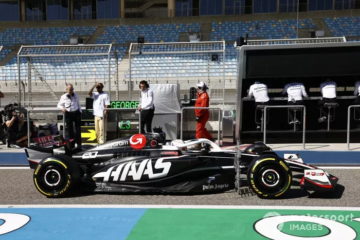 Lewis Hamilton, Mercedes-AMG guarda a Kevin Magnussen, Haas VF-24 