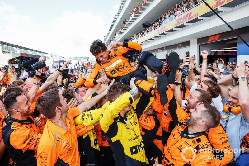 Lando Norris, McLaren F1 Team, 1ère position, fête son arrivée au Parc Ferme avec son équipe.