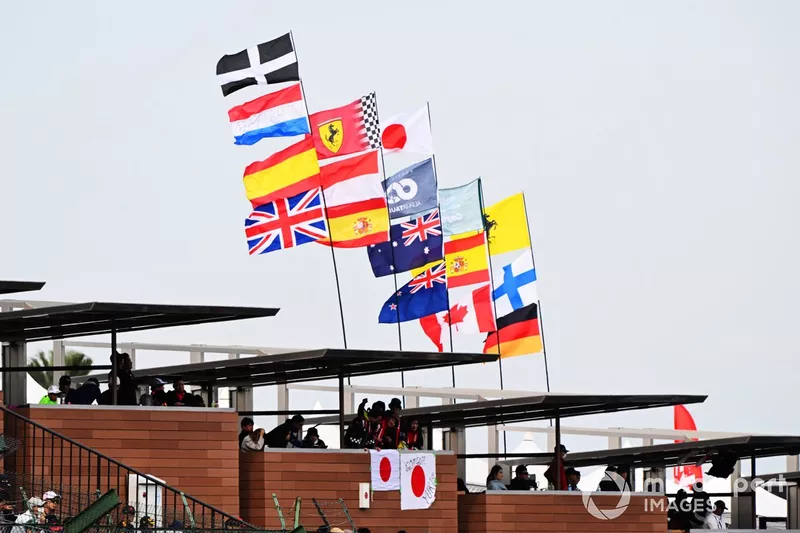 Drapeaux internationaux sur le circuit