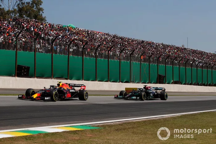 Sergio Pérez, Red Bull Racing RB16B, Lewis Hamilton, Mercedes W12