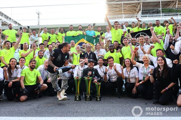 Lewis Hamilton, Mercedes, Peter Bonnington, ingeniero de carrera, Mercedes AMG, Valtteri Bottas, Mercedes, 3ª posición, Toto Wolff, director del equipo y consejero delegado, Mercedes AMG, y el equipo Mercedes celebran la victoria tras la carrera