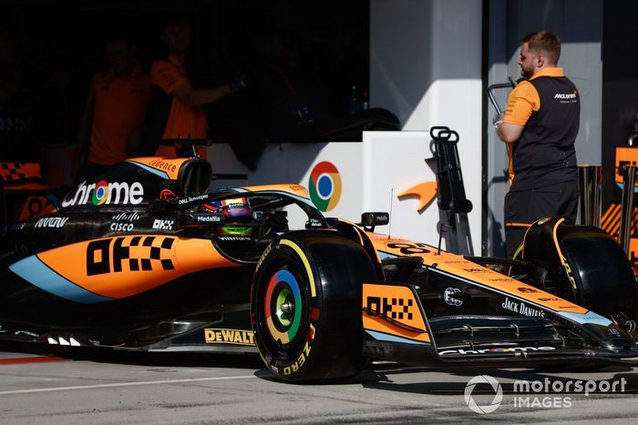 Oscar Piastri, McLaren MCL60, sale del garaje