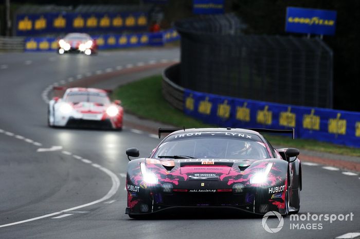 El #85 Iron Lynx Ferrari 488 GTE EVO de Manuela Gostner, Rahel Frey, Michelle Gatting también tuvo rosa en las 24h de Le Mans 2020