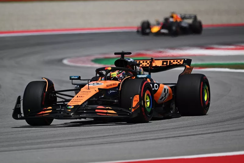 Oscar Piastri, McLaren, Max Verstappen, Red Bull Racing