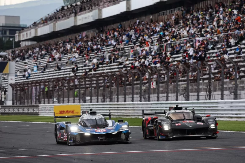 #35 Alpine Endurance Team Alpine A424 : Paul-Loup Chatin, Ferdinand Habsburg, Charles Milesi, 7 Toyota Gazoo Racing Toyota GR010 - Hybrid : Mike Conway, Kamui Kobayashi, Nyck De Vries