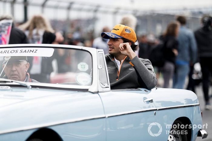 Carlos Sainz Jr., McLaren, en el desfile de los pilotos