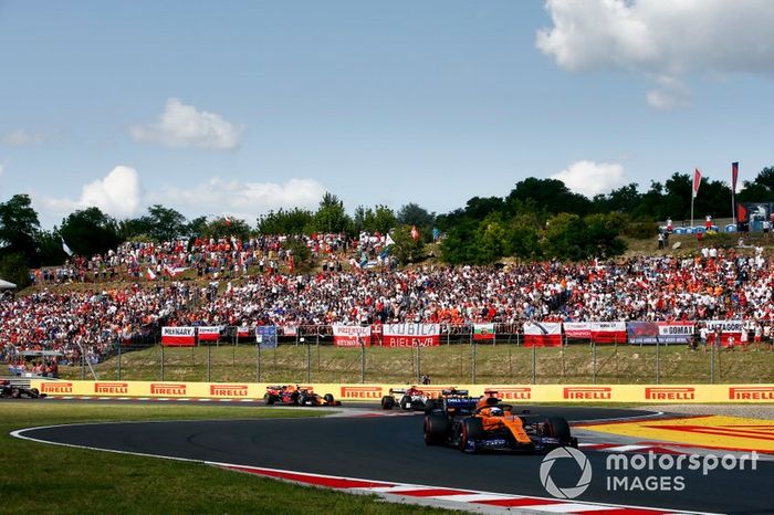 Carlos Sainz Jr, McLaren MCL34, lidera Lando Norris, McLaren MCL34, Kimi Raikkonen, Alfa Romeo Racing C38 y Pierre Gasly, Red Bull Racing RB15.
