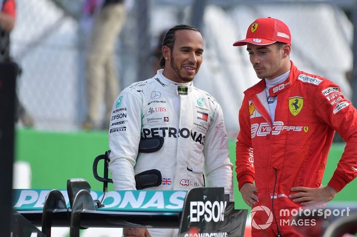 Ganador de la pole Charles Leclerc, Ferrari, y el segundo Lewis Hamilton, Mercedes AMG F1
