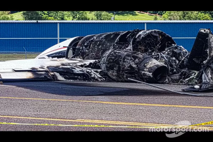 Ausgebranntes Unfallflugzeug von Dale Earnhardt Jr.
