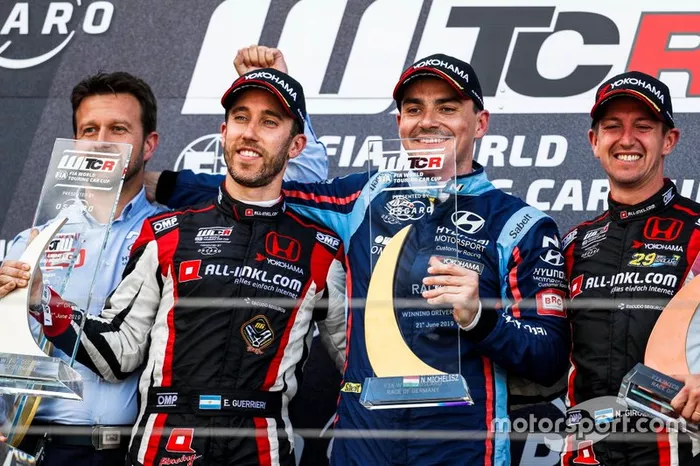 Podio: El ganador Norbert Michelisz, BRC Hyundai N Squadra Corse Hyundai i30 N TCR, el segundo clasificado Esteban Guerrieri, ALL-INKL.COM Münnich Motorsport Honda Civic Type R TCR, el tercer clasificado Néstor Girolami, ALL-INKL.COM Münnich Motorsport Honda Civic Type R TCR