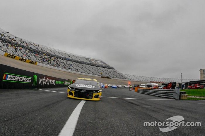 Coches entran al pitlane por la lluvia