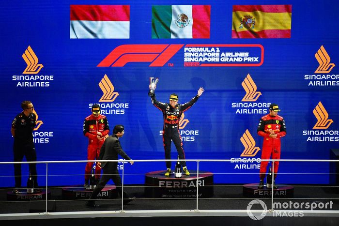 Podio: segundo lugar Charles Leclerc, Ferrari, ganador Sergio Pérez, Red Bull Racing, tercer lugar Carlos Sainz, Ferrari