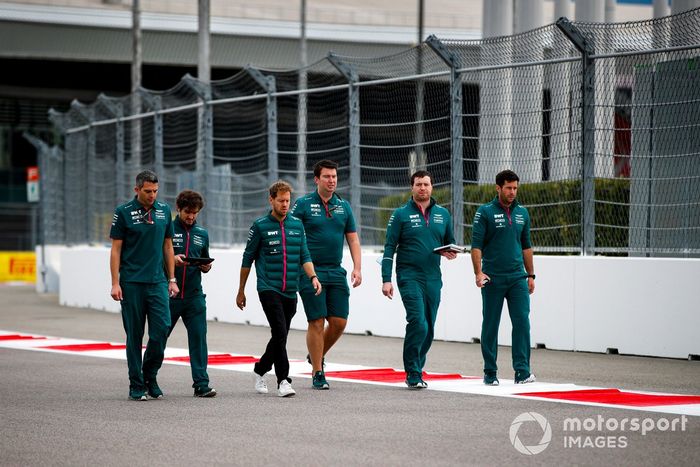 Sebastian Vettel, Aston Martin, camina la pista 