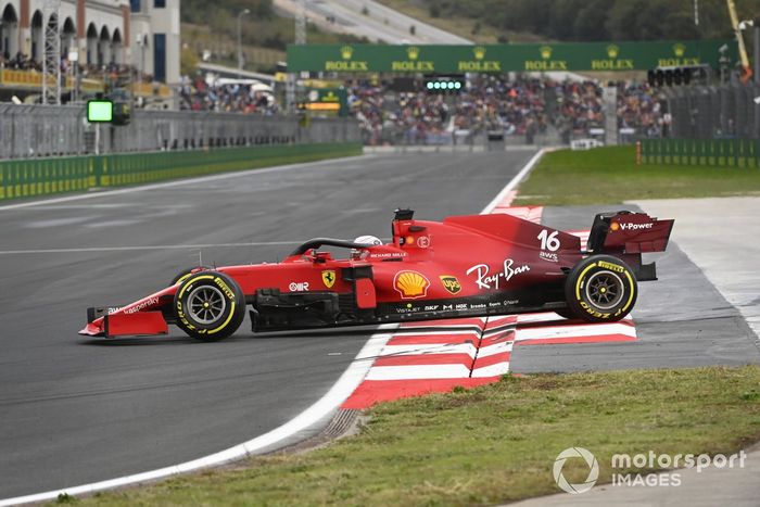 Charles Leclerc, Ferrari SF21, hace un trompo