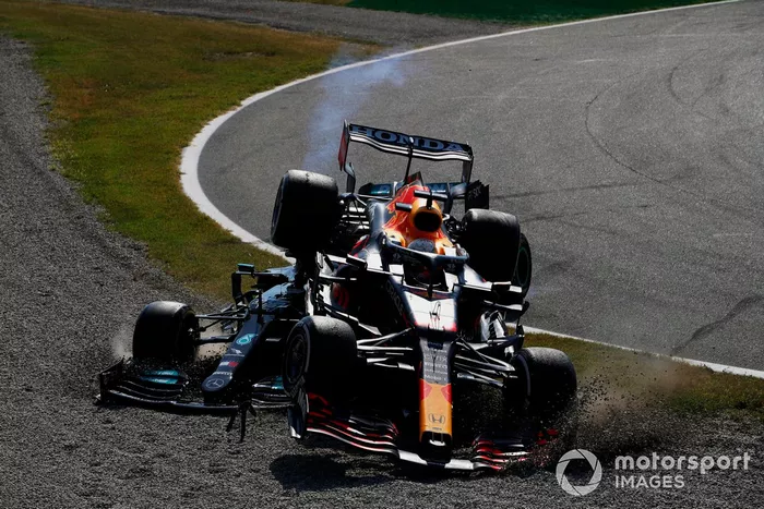 Lewis Hamilton, Mercedes W12, y Max Verstappen, Red Bull Racing RB16B chocan durante la carrera