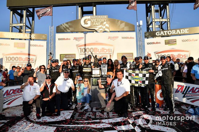Ganador de la carrera Aric Almirola, Stewart-Haas Racing, Ford Fusion Smithfield Bacon for Life