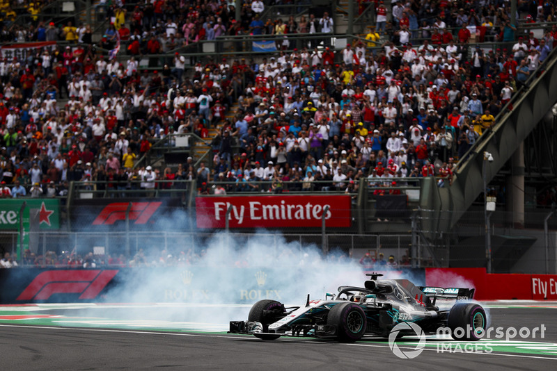 2018 F1 Dünya Şampiyonu Lewis Hamilton, Mercedes AMG F1 donut yapıyor